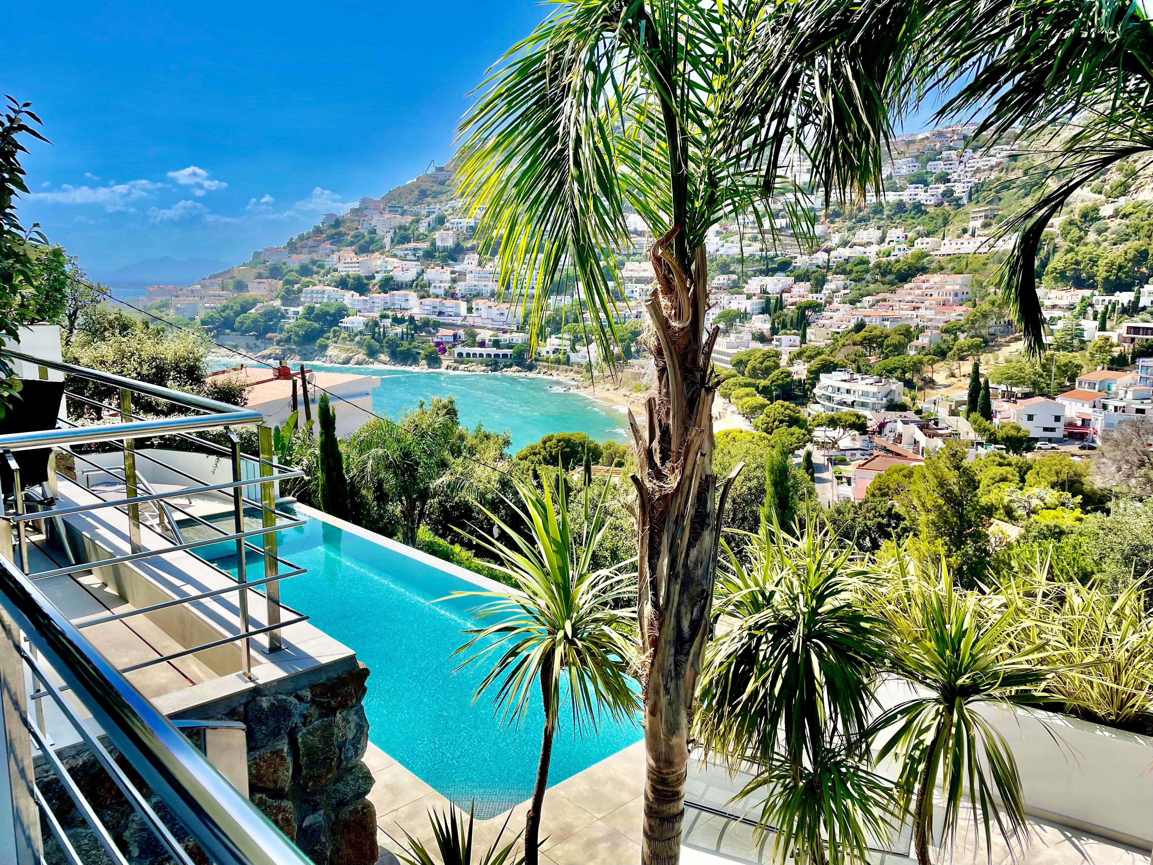 Vue exceptionnelle sur la piscine et la mer depuis la terrasse de l'Appartement Bambou