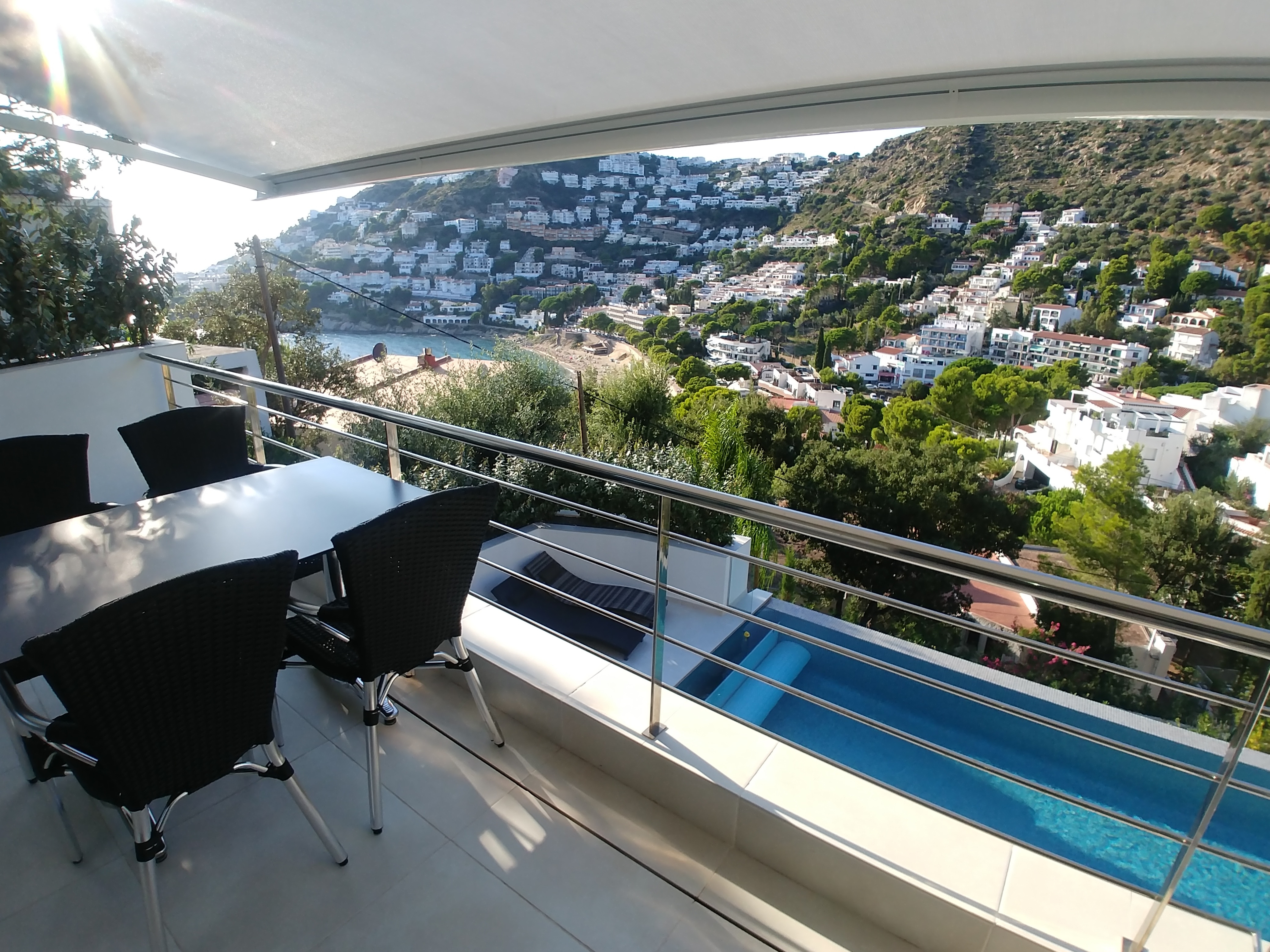 Terrasse de l'Appartement Zen avec vue sur la piscine et la mer