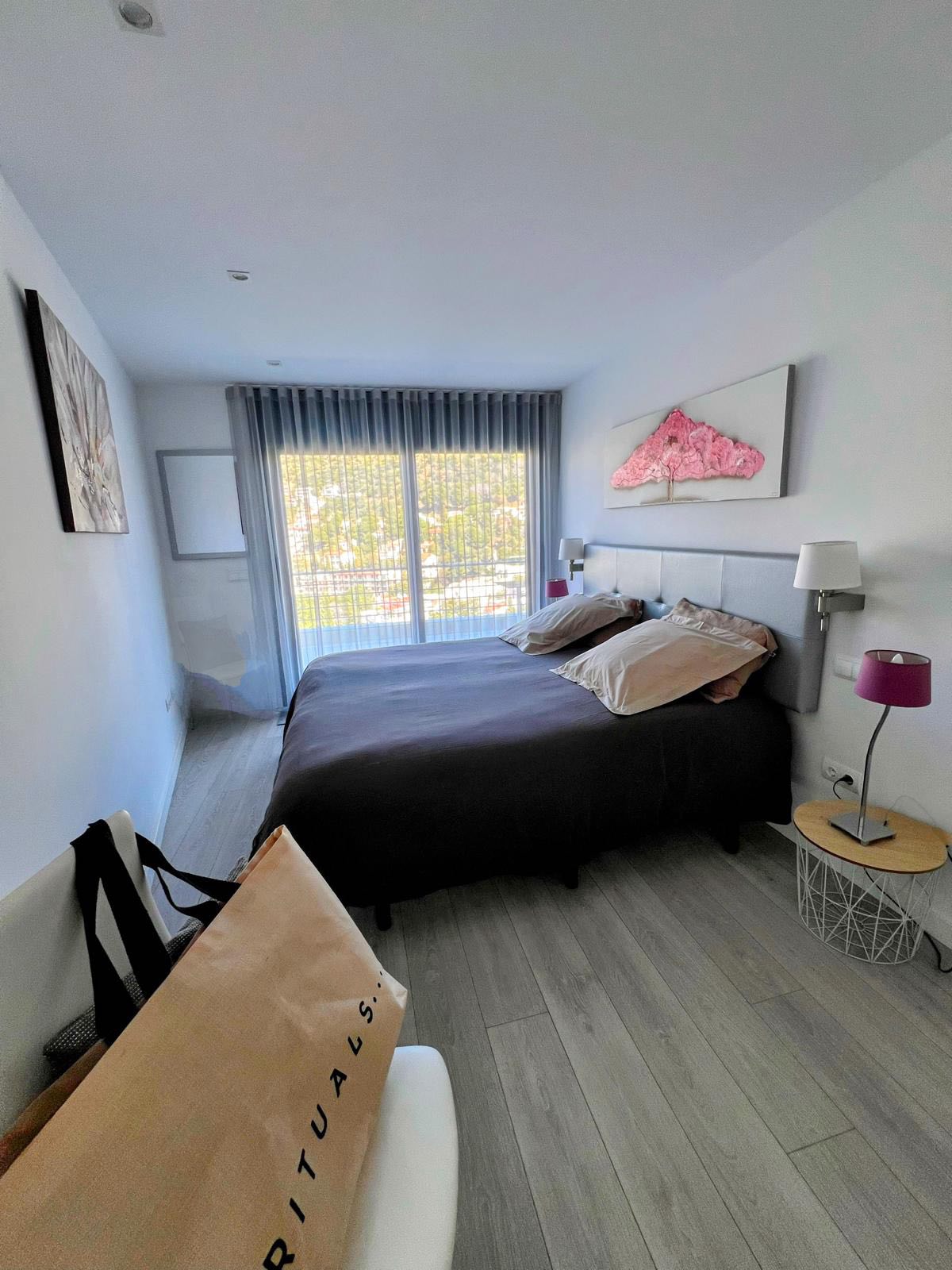 Chambre confortable de l'Appartement Zen avec lit double et vue extérieure