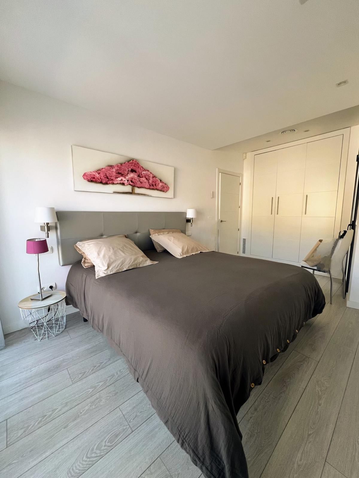 Chambre élégante de l'Appartement Zen avec placards intégrés et décoration murale
