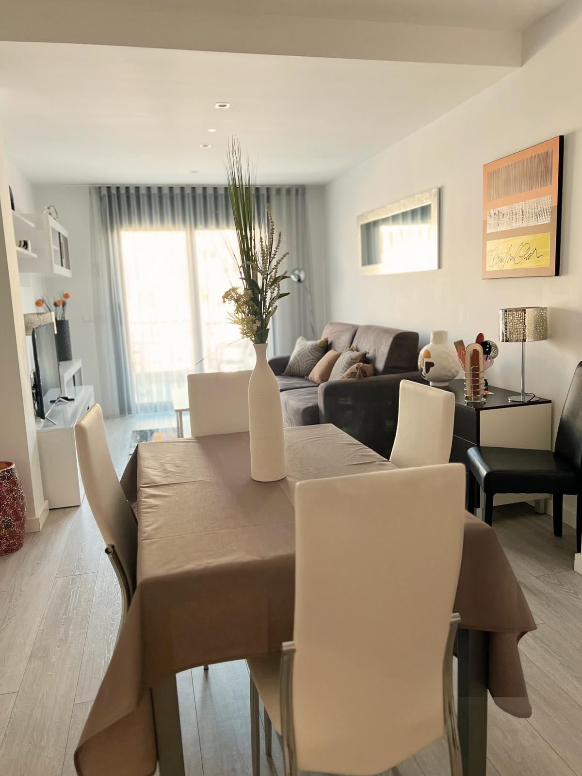 Salon et salle à manger de l'Appartement Zen avec table à manger et canapé confortable