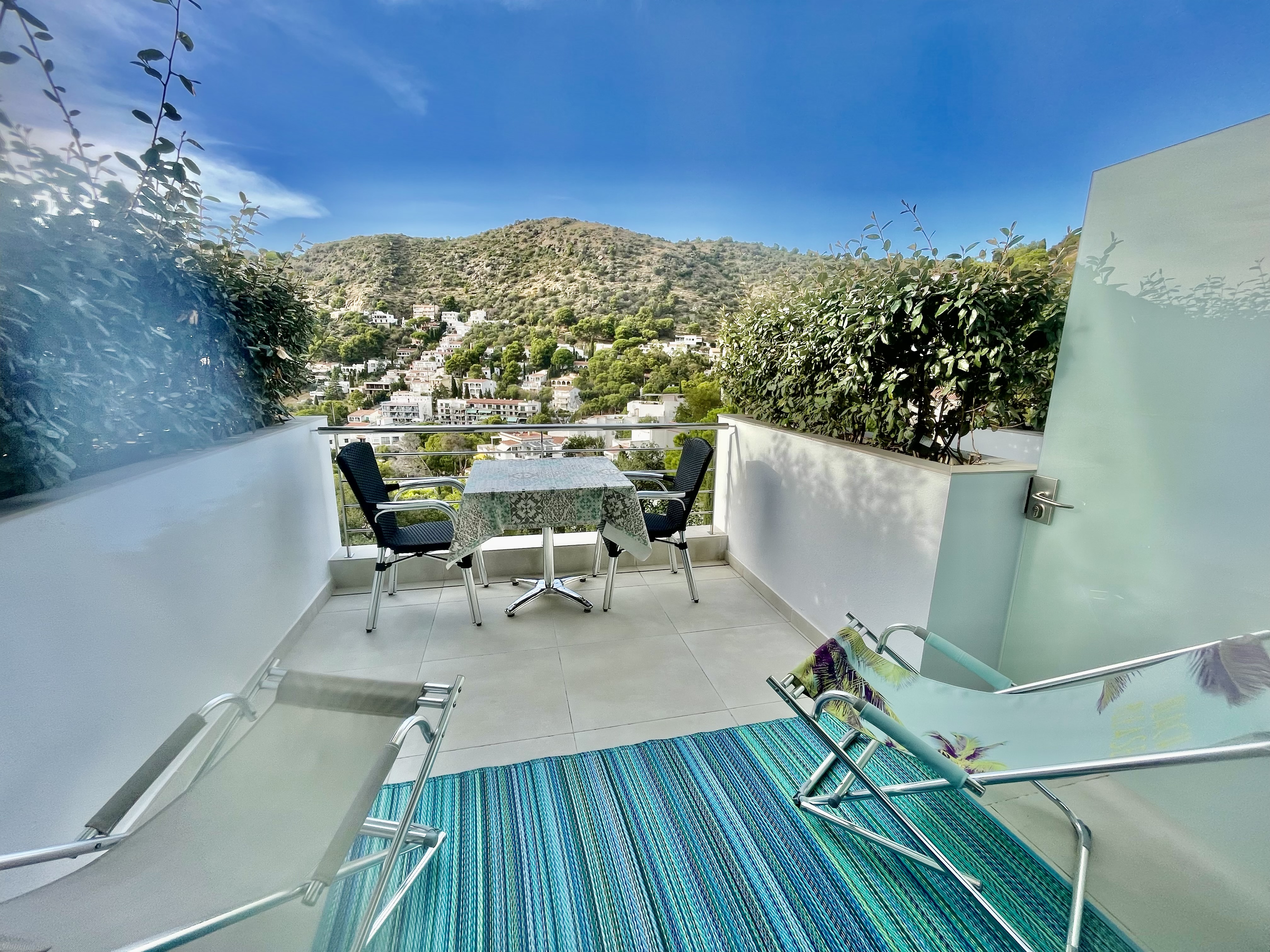Terrasse privée du Studio Turquoise avec vue sur la mer Méditerranée